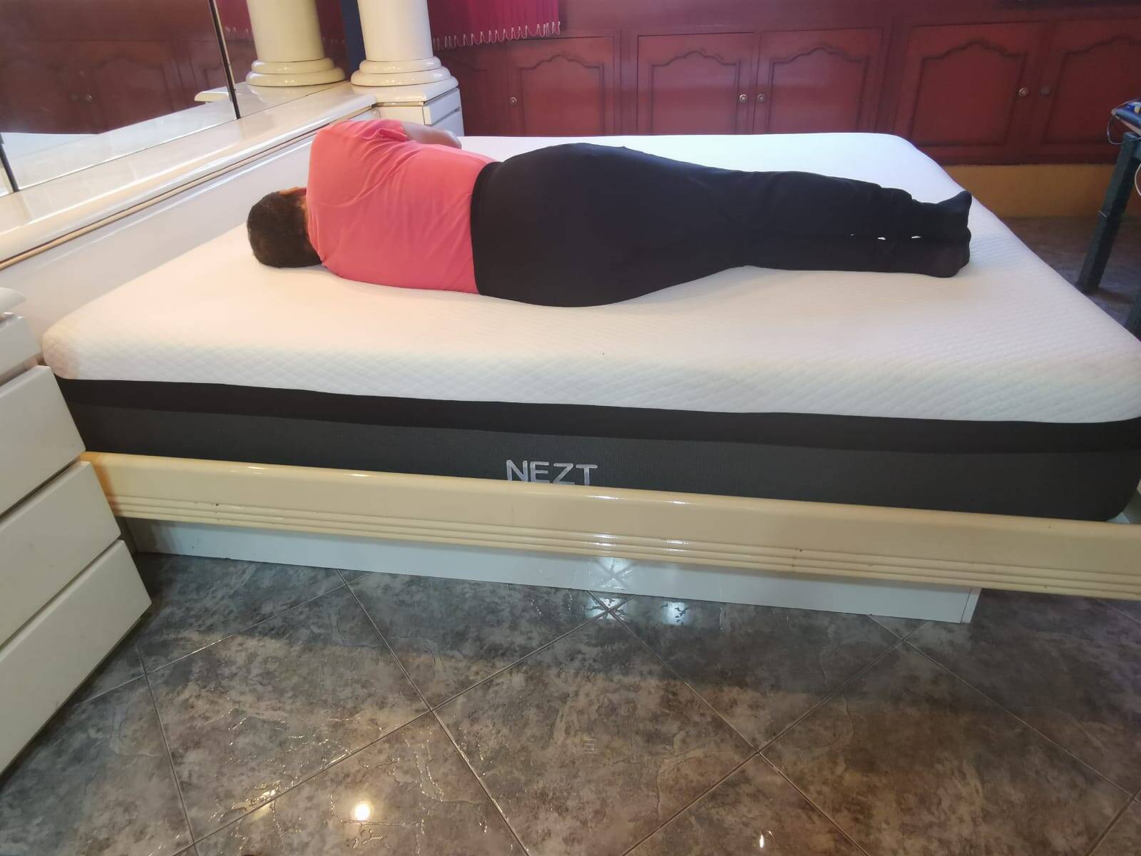 Colchón Nezt acostado de lado